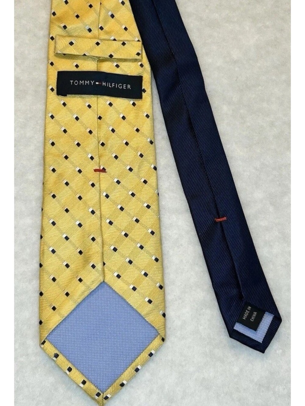 104-Tommy Hilfiger Men's Woven Silk Geometric Tie Yellow Navy Classic Width Logo